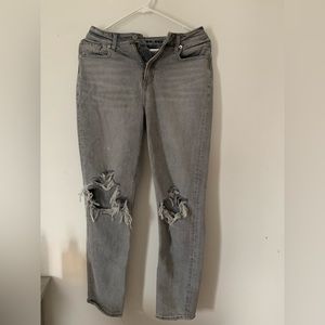 AMERICAN EAGLE MOM JEANS size 2regular. Never Worn
